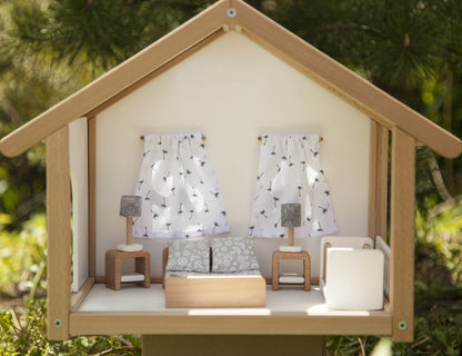 Petite maison de poupée en bois avec mobilier de chambre
