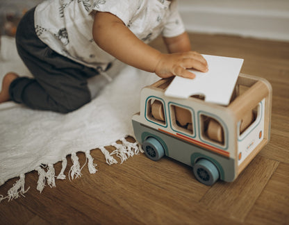 Bus en bois avec 6 passagers