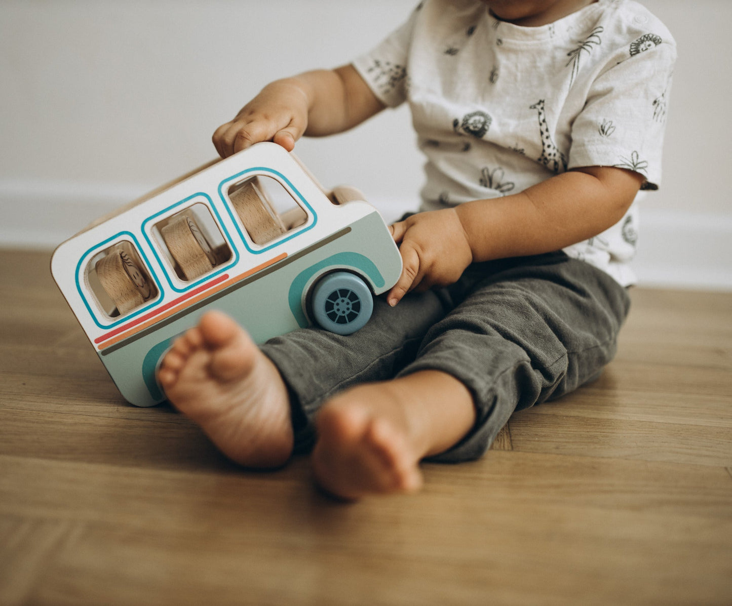 Bus en bois avec 6 passagers