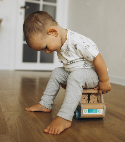 Bus en bois avec 6 passagers