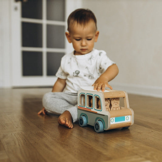 Bus en bois avec 6 passagers