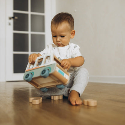 Bus en bois avec 6 passagers