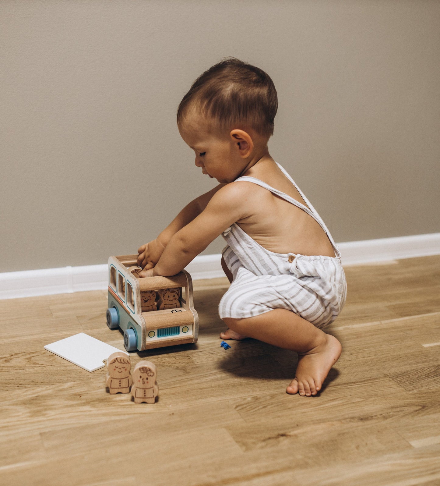 Bus en bois avec 6 passagers