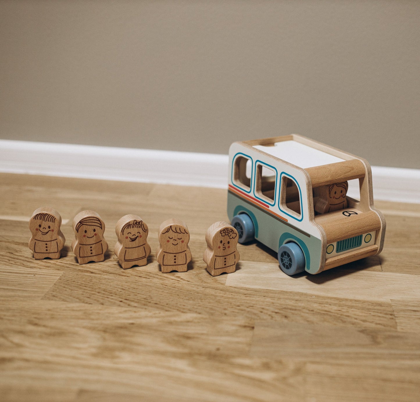 Bus en bois avec 6 passagers