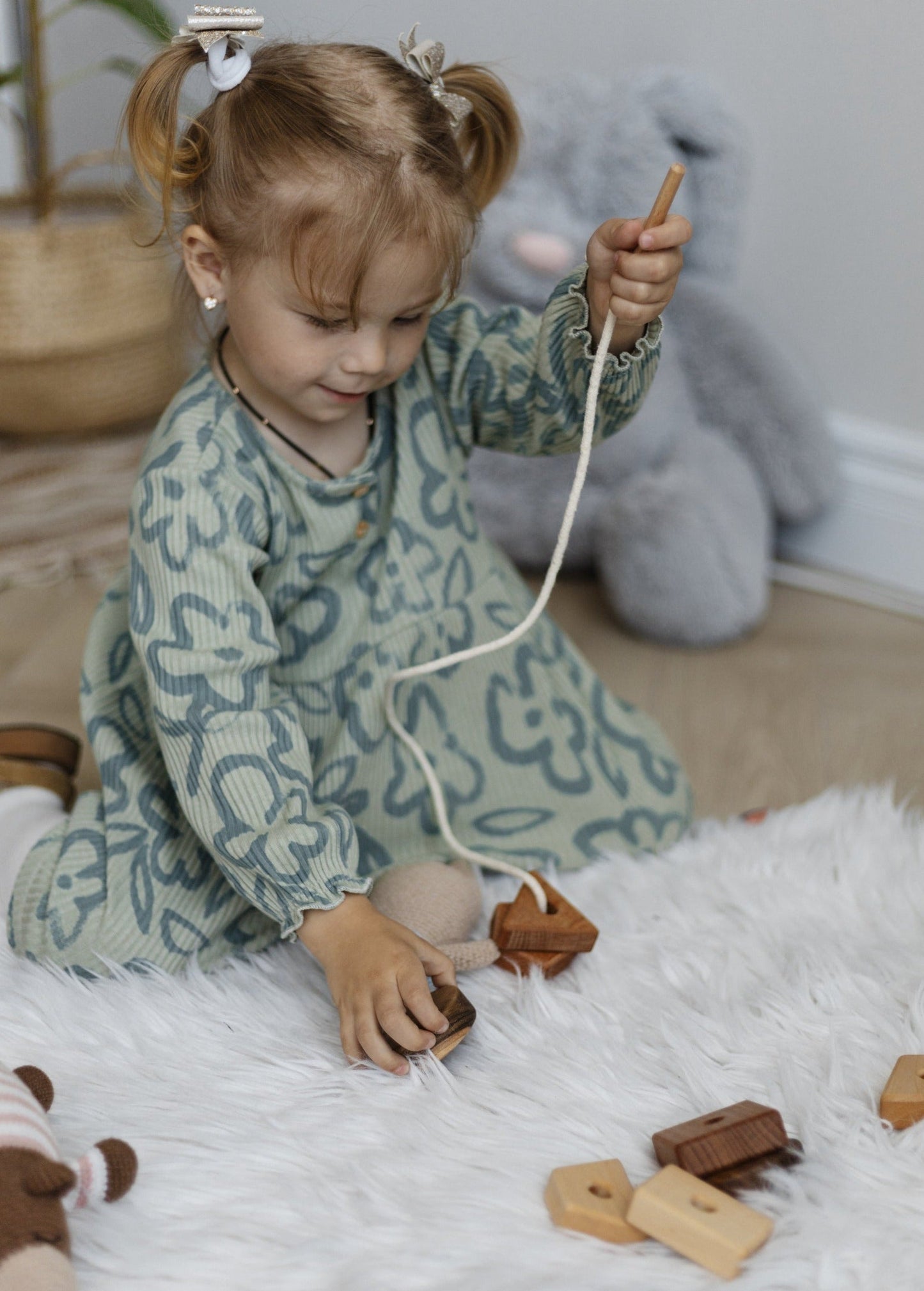 Jeu de laçage en bois avec formes géométriques