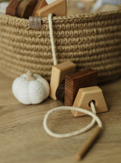 Jeu de laçage en bois avec formes géométriques