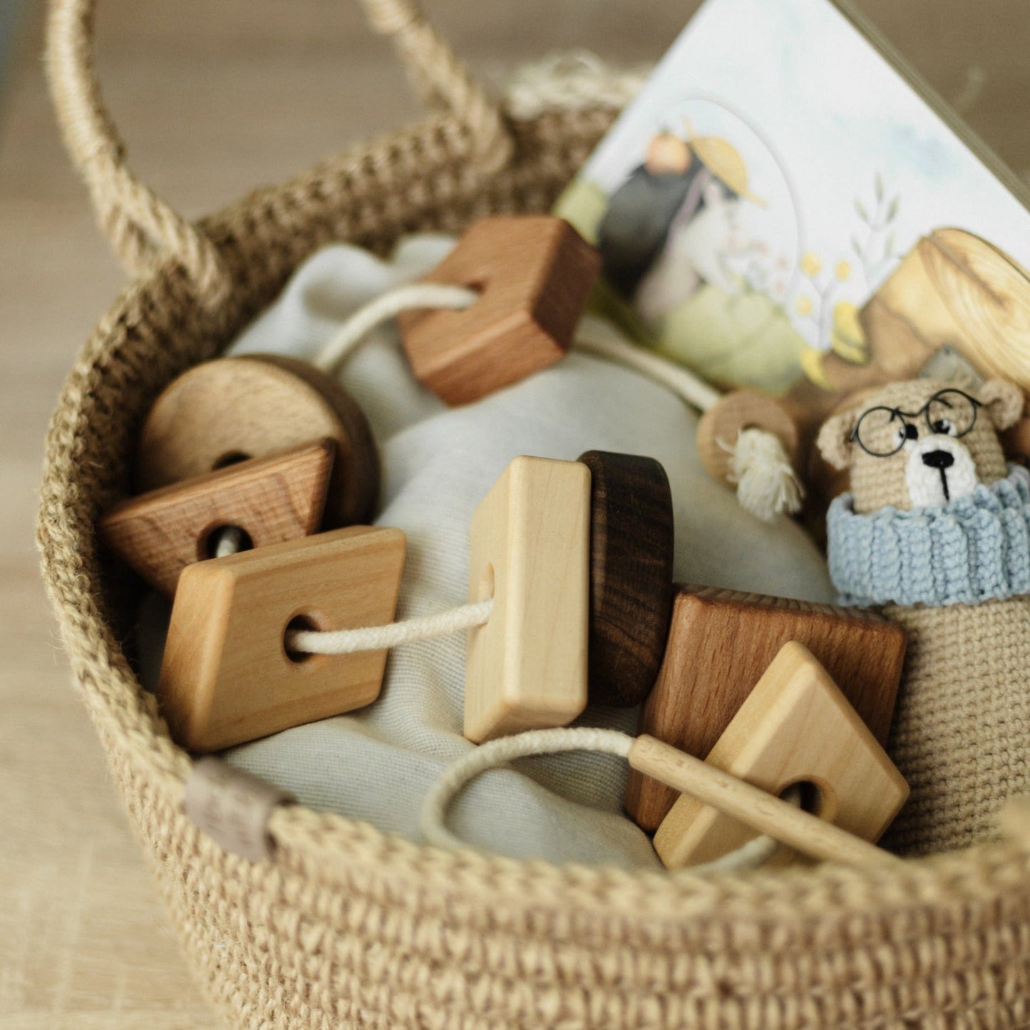 Jeu de laçage en bois avec formes géométriques