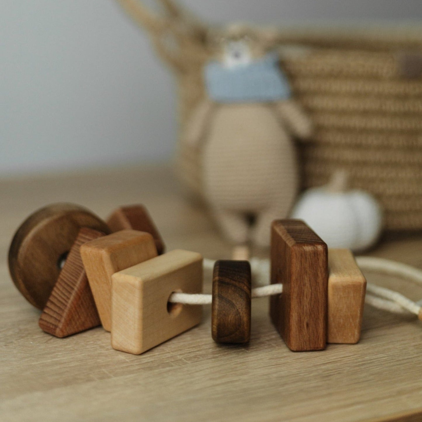 Jeu de laçage en bois avec formes géométriques