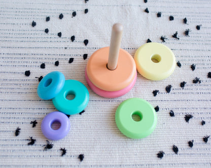 Jeu d'empilage en bois - Arc-en-ciel