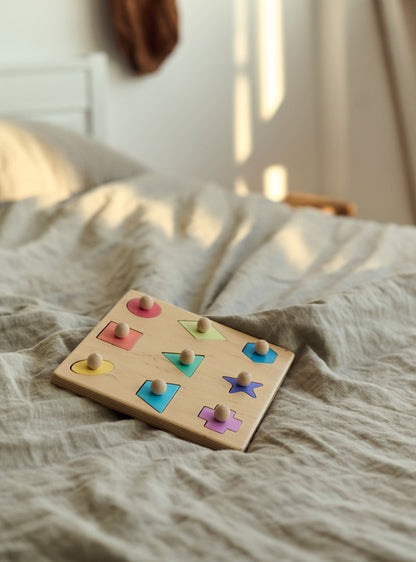 Puzzle en bois aux formes géométriques