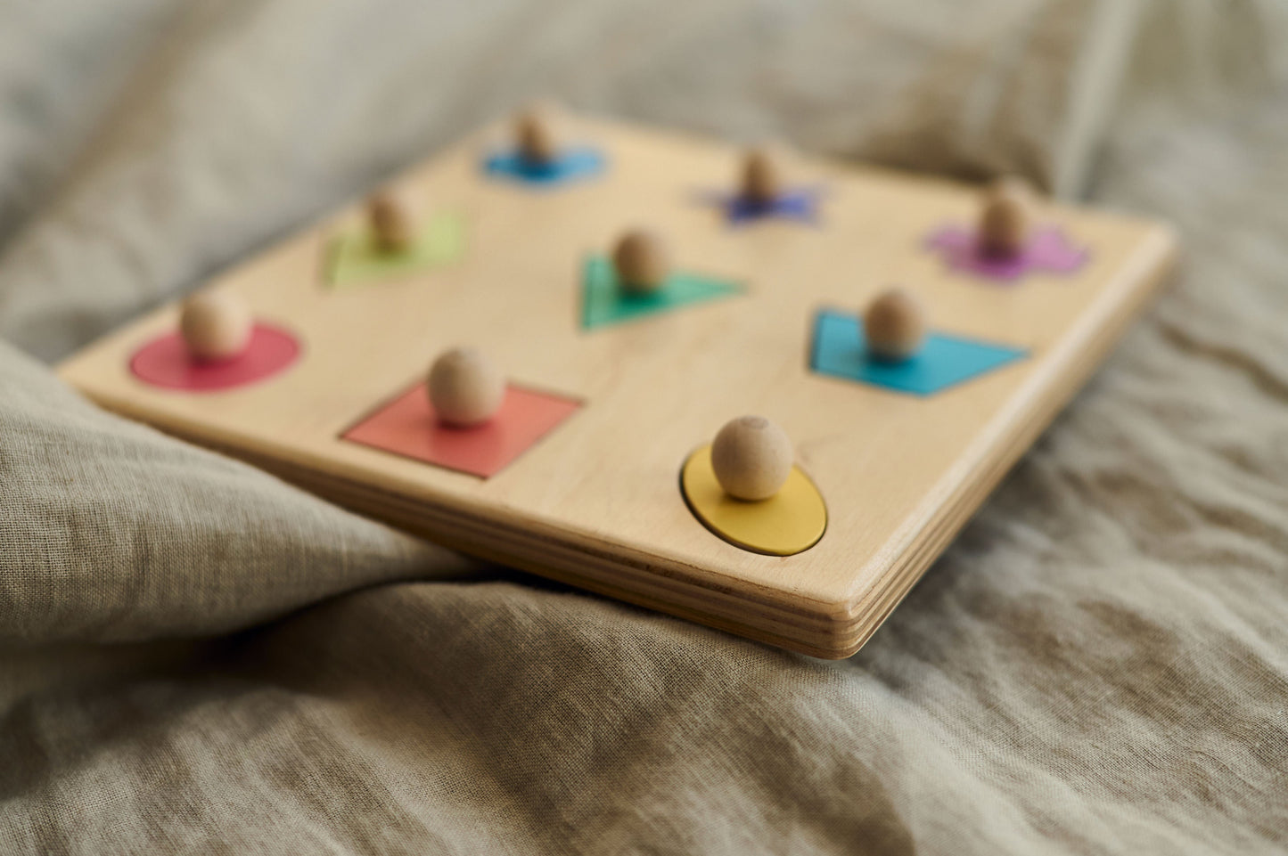 Puzzle en bois aux formes géométriques