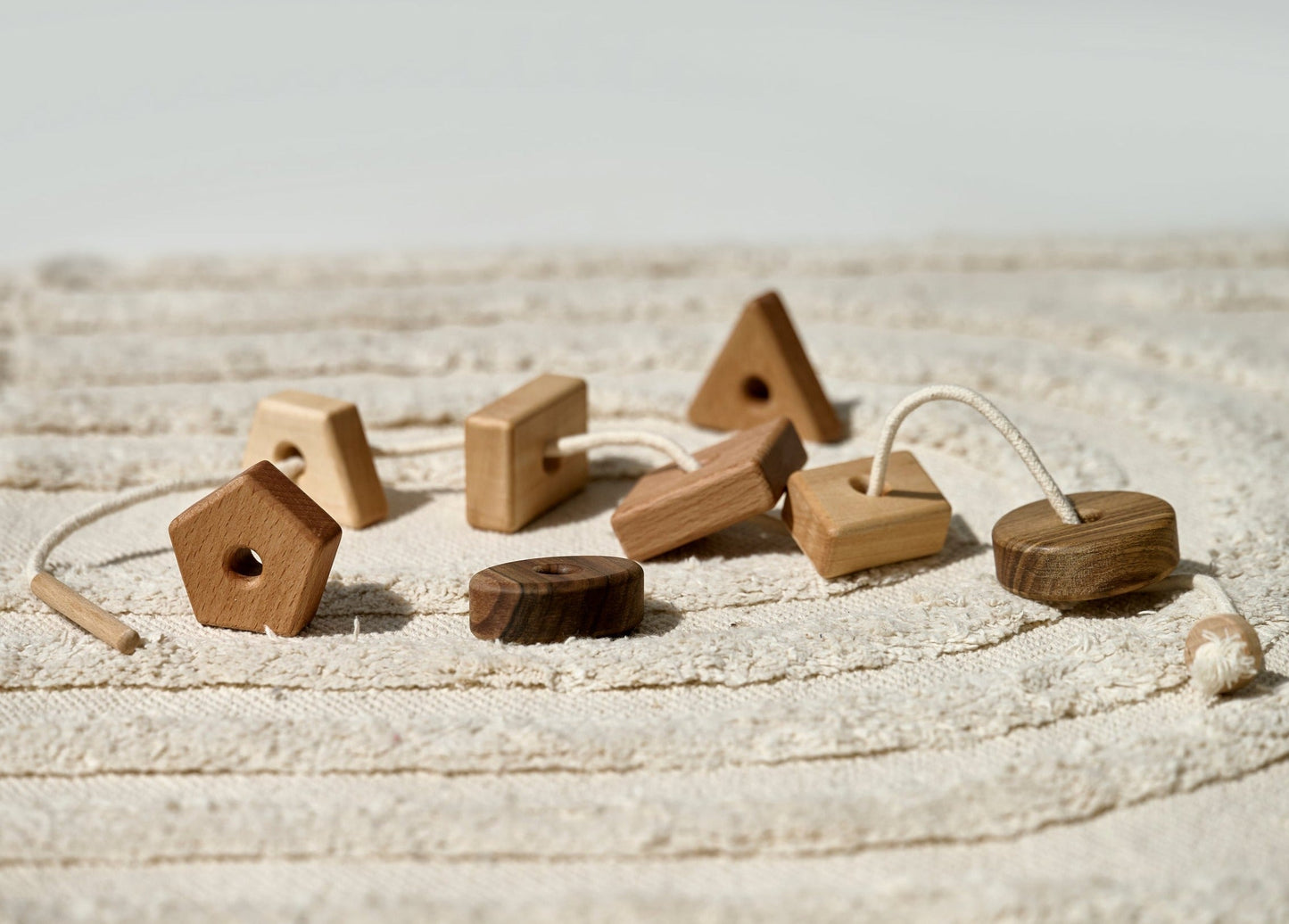 Jeu de laçage en bois avec formes géométriques