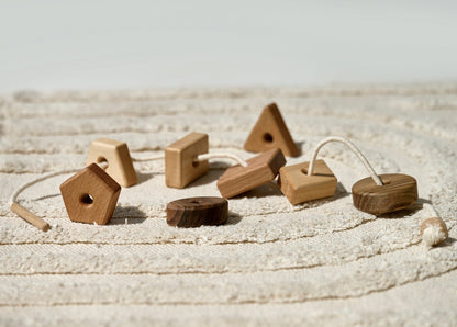 Jeu de laçage en bois avec formes géométriques