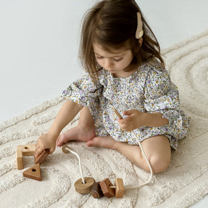 Jeu de laçage en bois avec formes géométriques