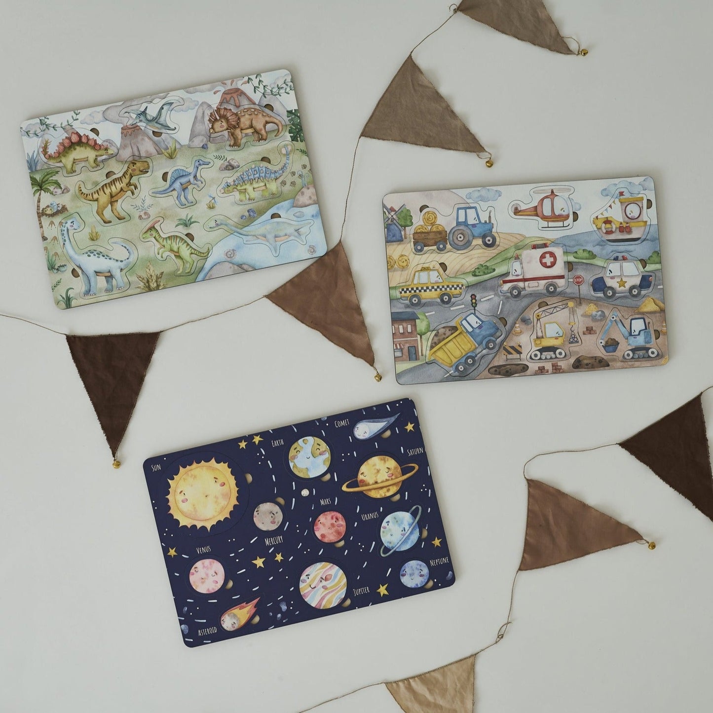 Ensemble de puzzles : Transports, Dinosaures et Système solaire 