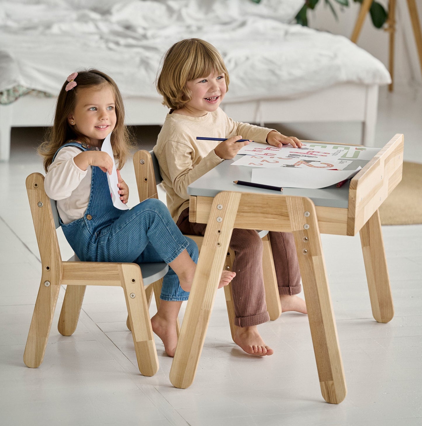 Bureau et deux chaises pour enfant - Bois de frêne 
