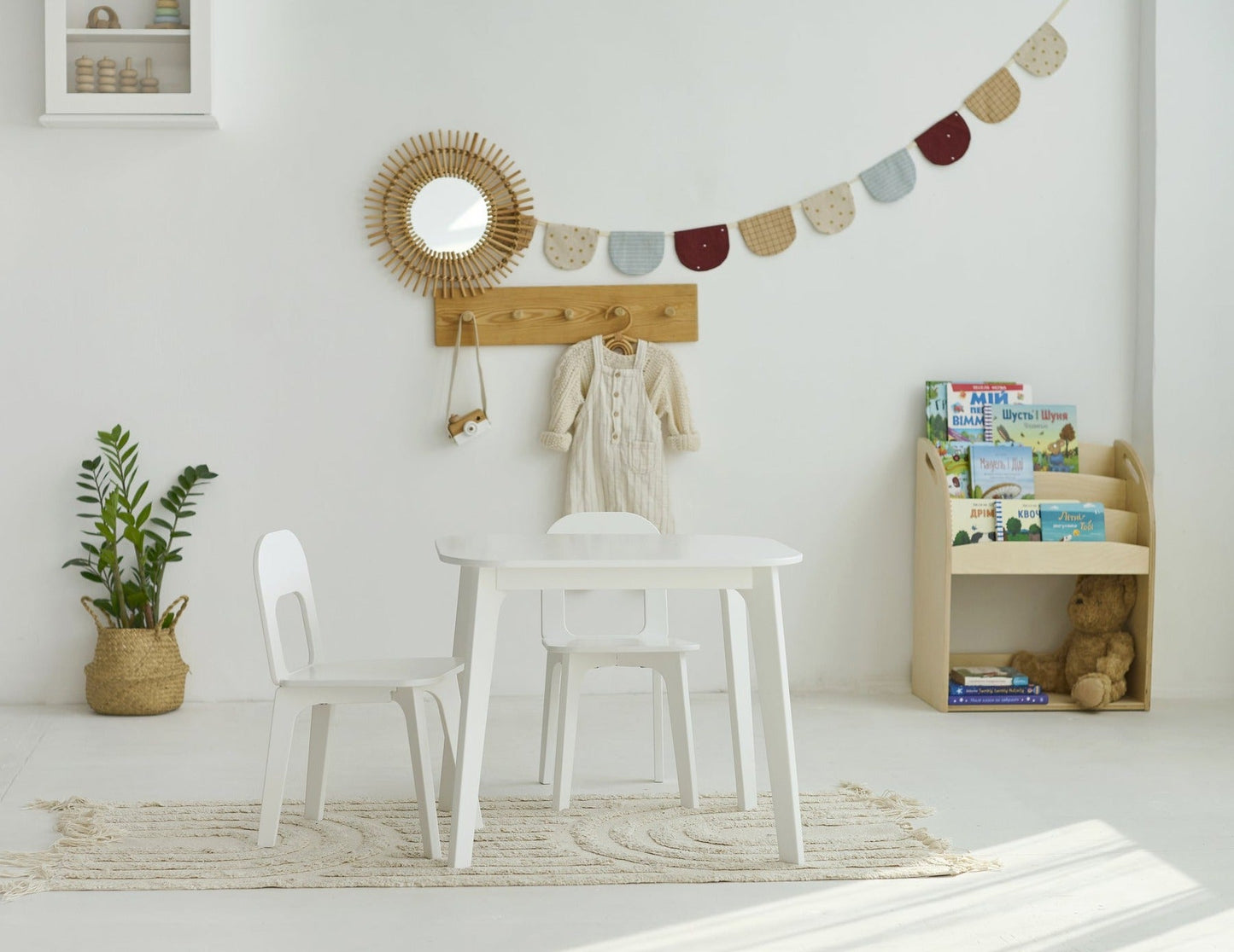 Ensemble bibliothèque, table enfant et deux chaises - 7 couleurs 