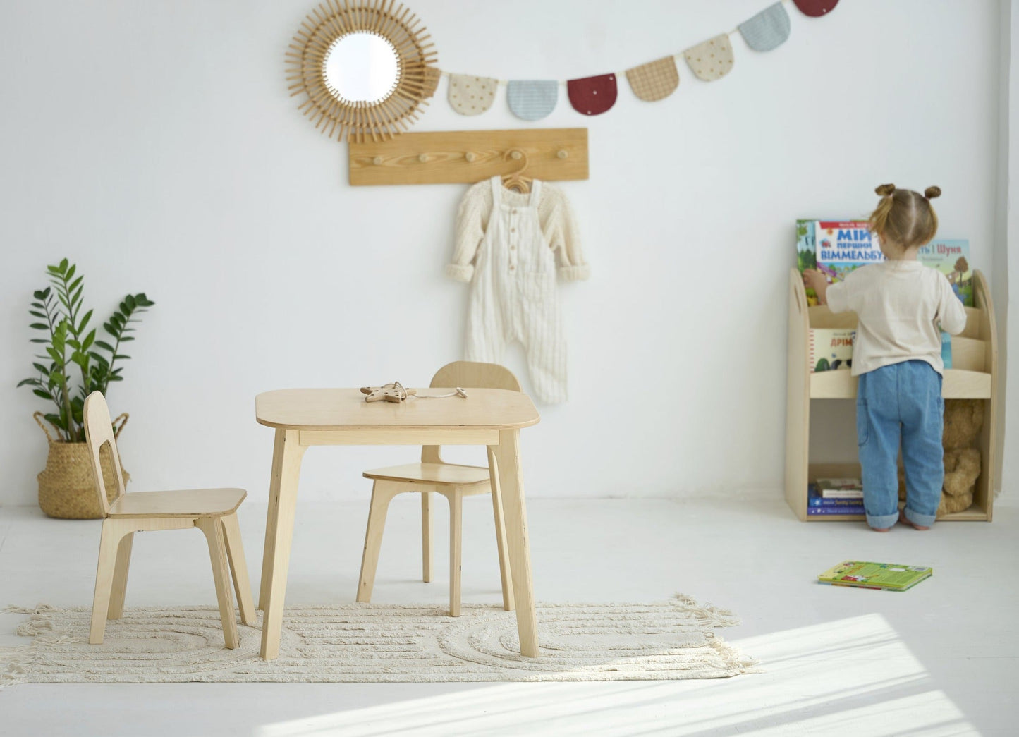 Ensemble bibliothèque, table enfant et deux chaises - 7 couleurs 