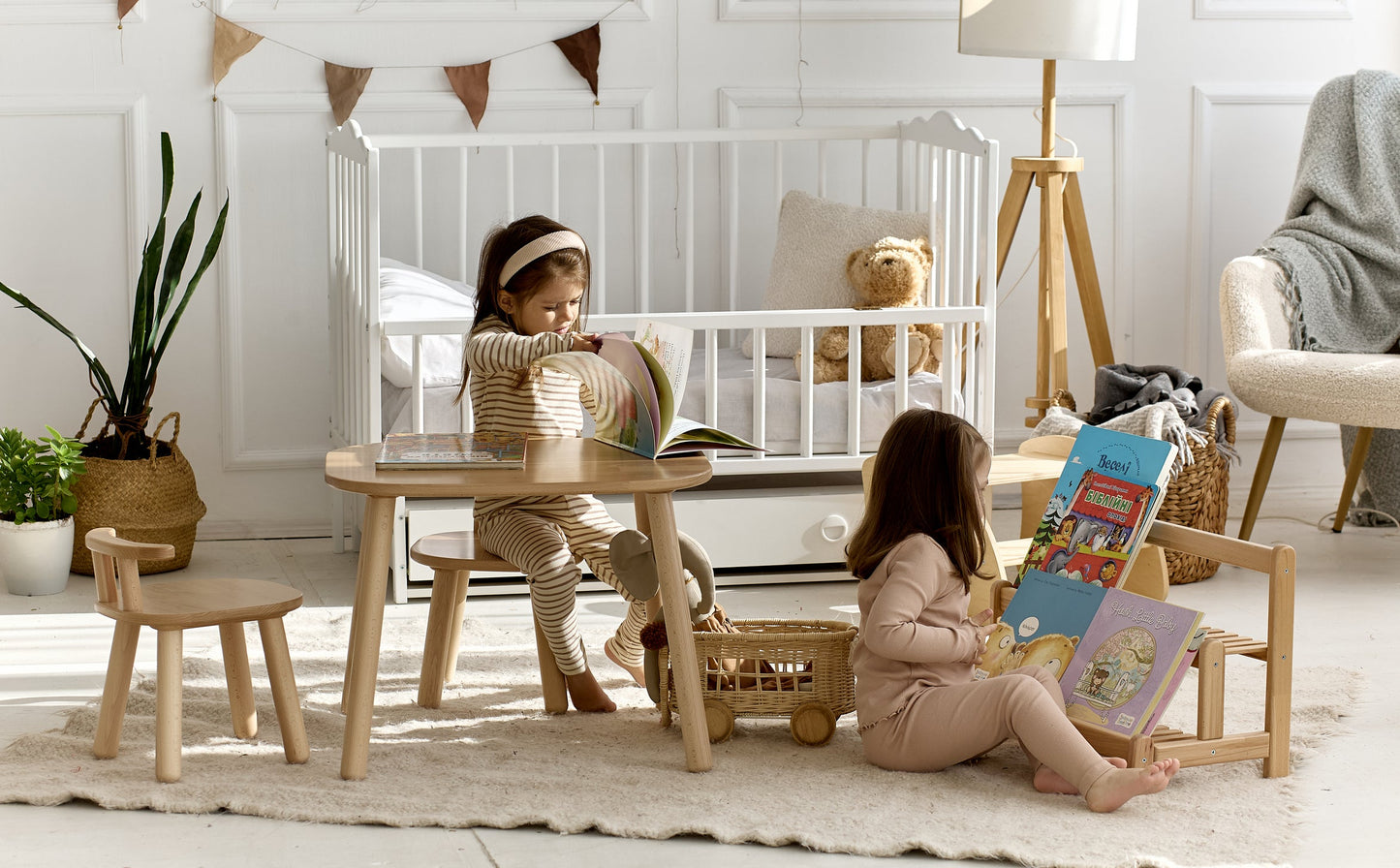 Ensemble bibliothèque en bois, table enfant et deux chaises - Bois de hêtre 