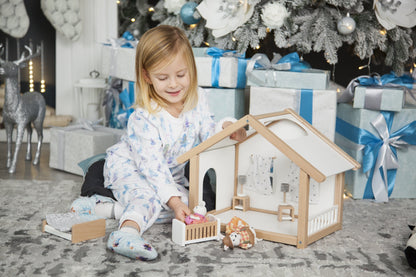 Petite maison de poupée en bois avec mobilier de chambre