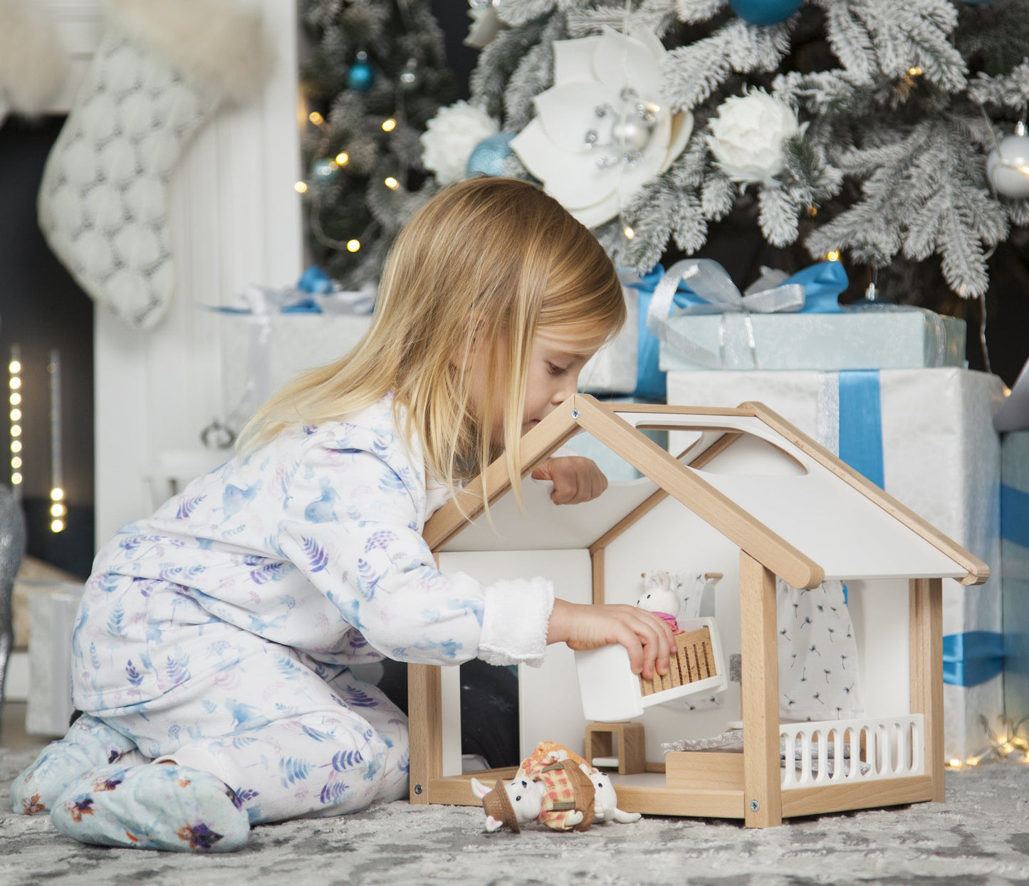 Petite maison de poupée en bois avec mobilier de chambre