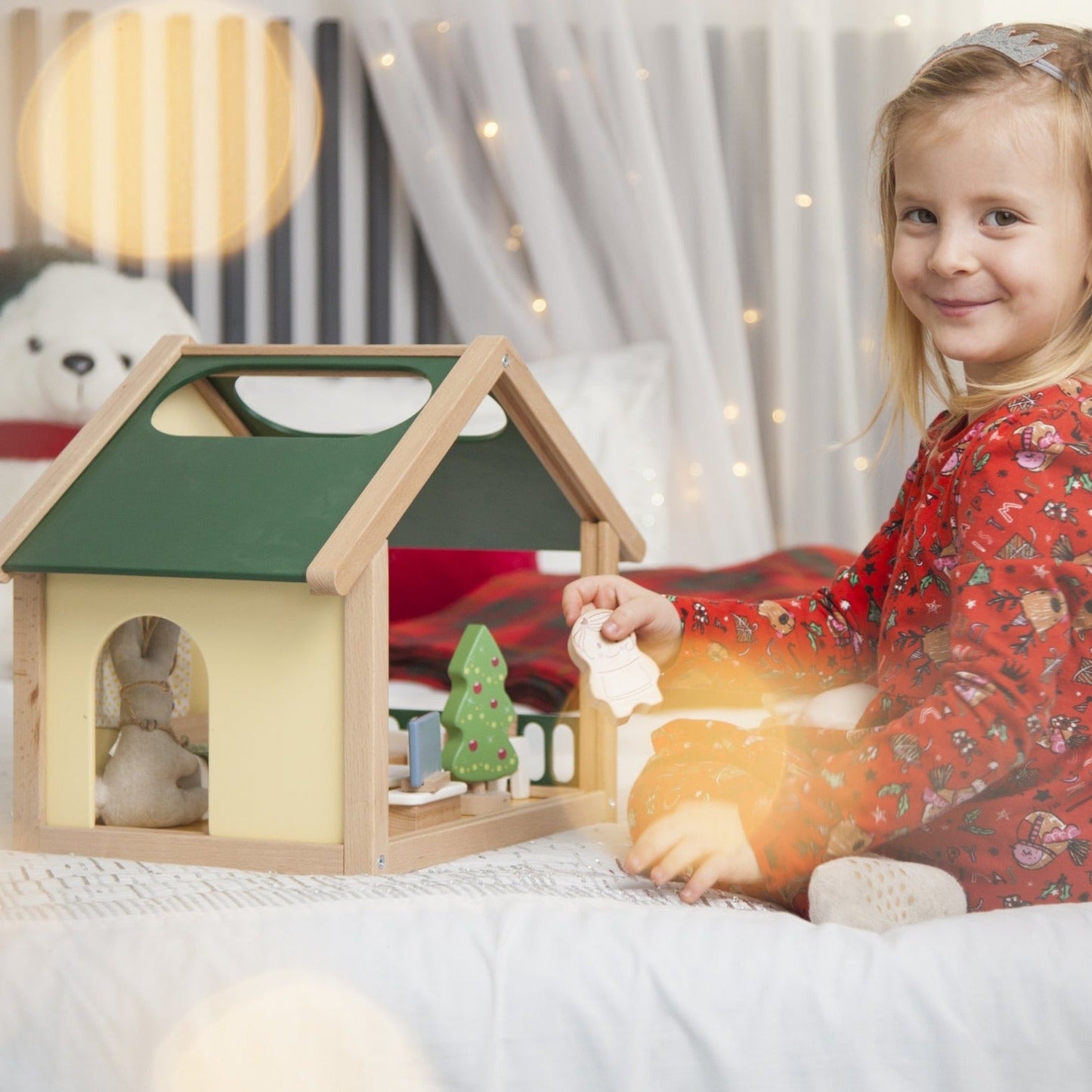 Petite maison de poupée en bois avec meubles de salon