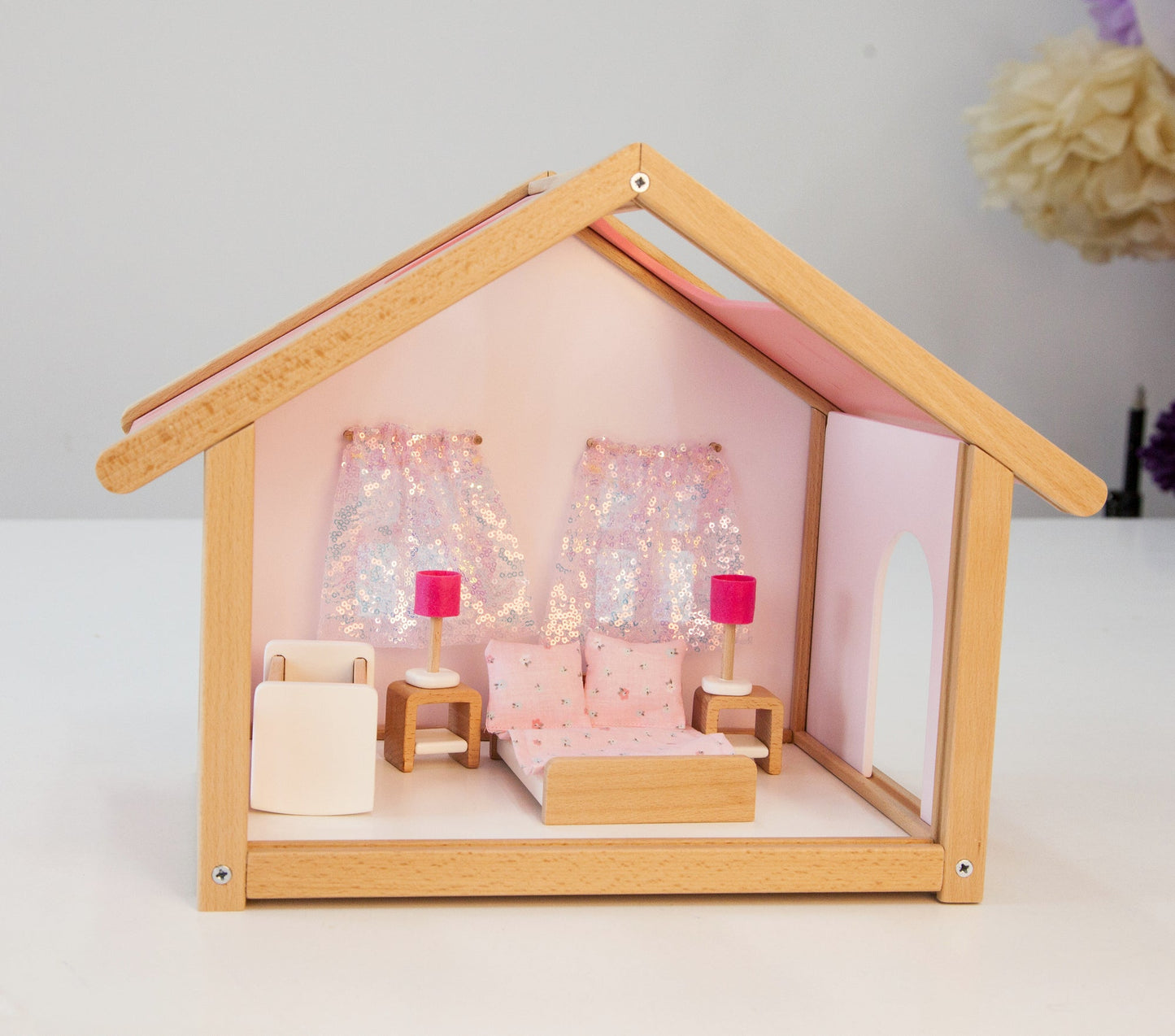 Petite maison de poupée en bois avec mobilier de chambre