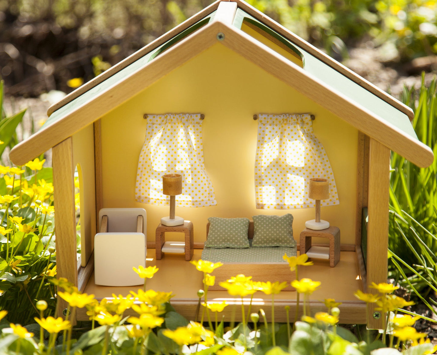 Petite maison de poupée en bois avec mobilier de chambre