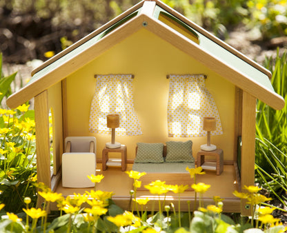 Petite maison de poupée en bois avec mobilier de chambre