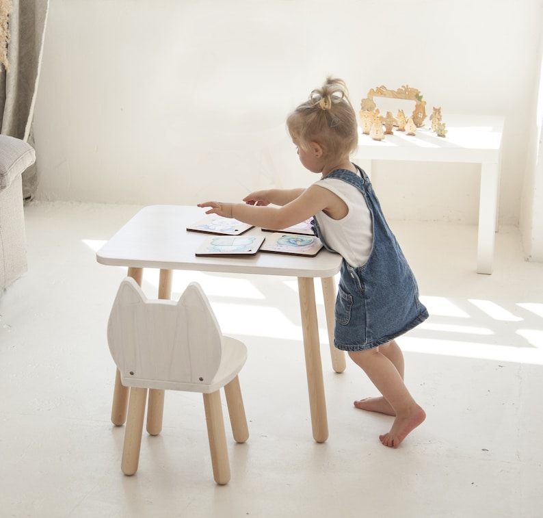 Ensemble table et chaises pour enfants en bois de hêtre, motif chat.