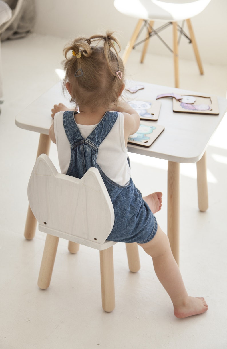 Ensemble table et chaises pour enfants en bois de hêtre, motif chat.