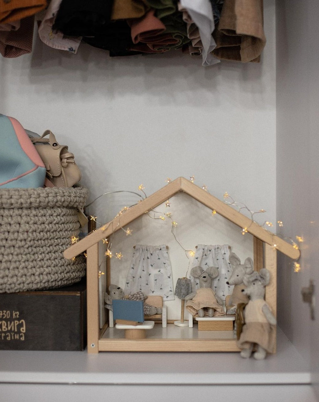 Petite maison de poupée en bois avec meubles de salon